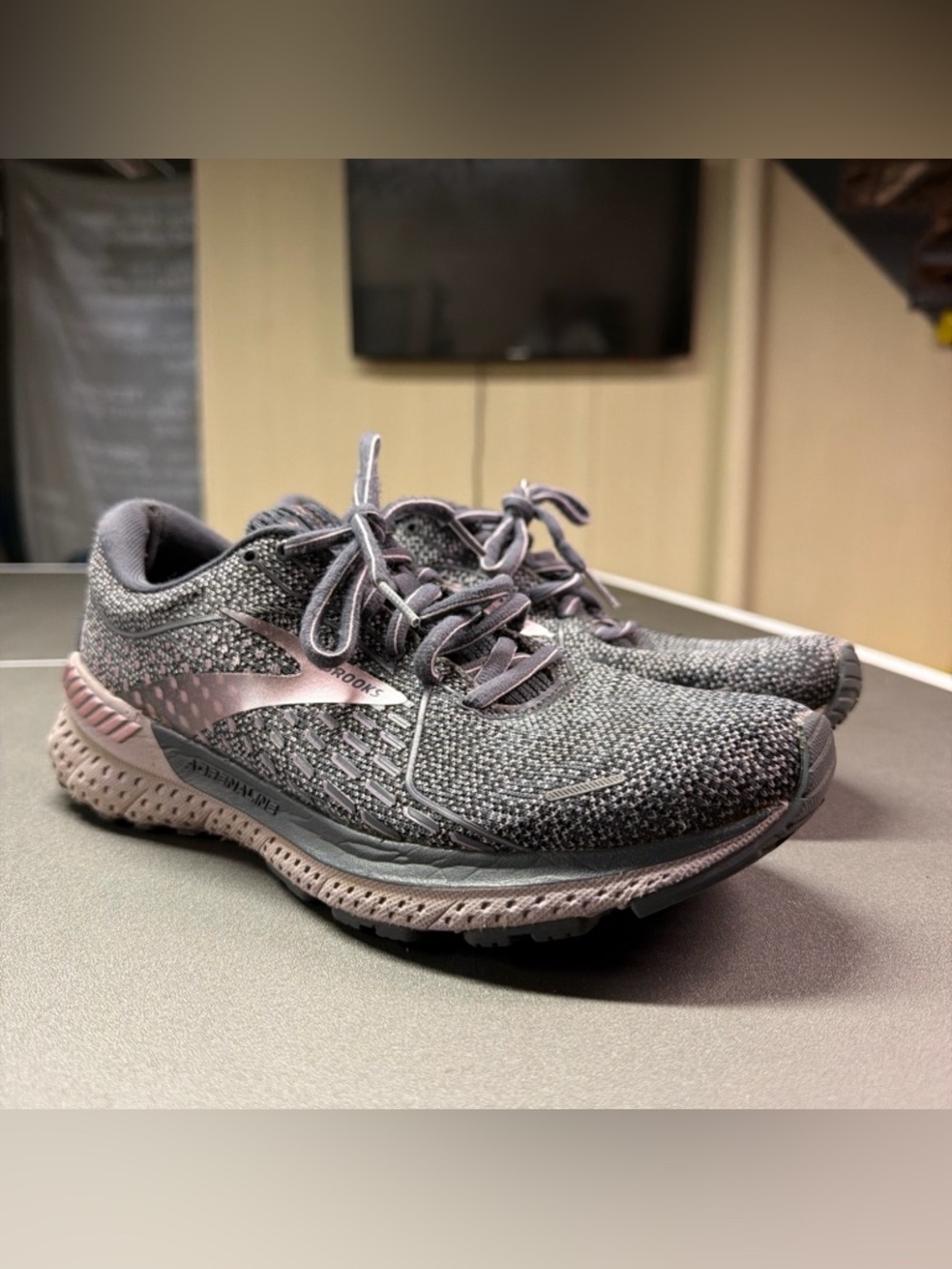 Brooks Adrenaline GTS 21 Women's Running Shoes Size 8 Gray Lilac Road Shoes